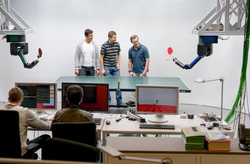 Gut vernetzt: Zwei Roboter spielen im Labor der Abteilung für Empirische Inferenz des Max-Planck-Instituts für Intelligente Systeme in Tübingen Tischtennis gegeneinander. Das Institut ist Gründungspartner des Cyber Valleys. Foto: dpa/Wolfram Scheible