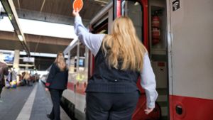 Rund 45.000 Bahn-Mitarbeiter tragen Unternehmensbekleidung. Foto: imago images/Martin Wagner