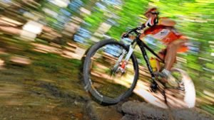 Das MTB-Radfahren im Wald boomt – die meisten verhalten sich angemessen. Foto: dpa/Felix Kästle