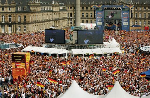 In der Coronapandemie undenkbar: Bei der Fußball-WM 2006 feierten zigtausende Stuttgarter ein großes Fest auf dem Stuttgarter Schlossplatz. Foto: dpa/Marijan Murat