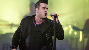 Ein bisschen fülliger um die Hüften, aber mit vollem Körpereinsatz dabei: Robbie Williams ist immer noch ein begnadeter Entertainer - auch wenn er privat grundsolide geworden ist. Foto: dpa