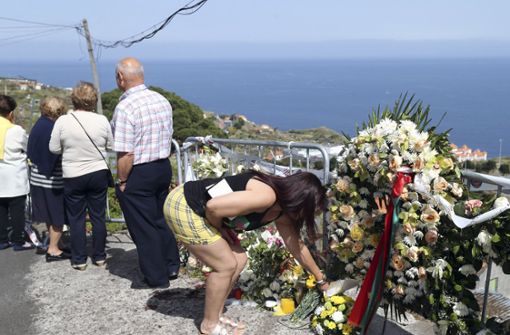 Menschen gedenken am Umglücksort auf Madeira den Toten. Foto: AP