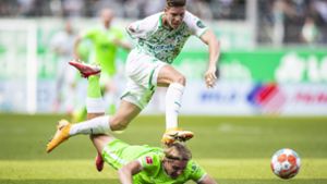 Fürths Cedric Itten (l) in Aktion gegen Wolfsburgs Sebastiaan Bornauw (r). Foto: dpa/Tom Weller
