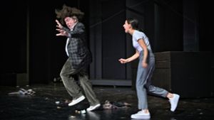 Mach’ dich vom Acker, Alter: Martin Theuer als Winfried und Lily Frank als seine Tochter Ines. Foto: Patrick/Pfeiffer