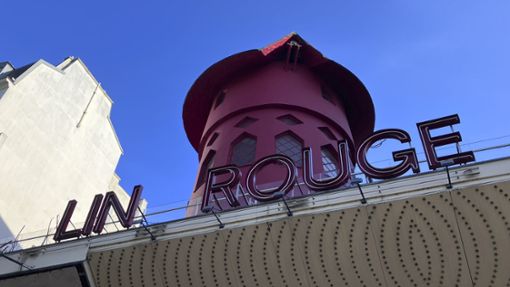 Die Flügel des Moulin Rouge, einer berühmten Pariser Sehenswürdigkeit, stürzten in der Nacht zum Donnerstag ein (Archivfoto). Foto: dpa/Oleg Cetinic