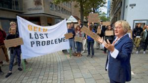 Wissenschaftsministerin Bauer kommt mit leeren Händen zur Demo. Foto: Lichtgut/Leif Piechowski