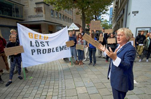 Wissenschaftsministerin Bauer kommt mit leeren Händen zur Demo. Foto: Lichtgut/Leif Piechowski