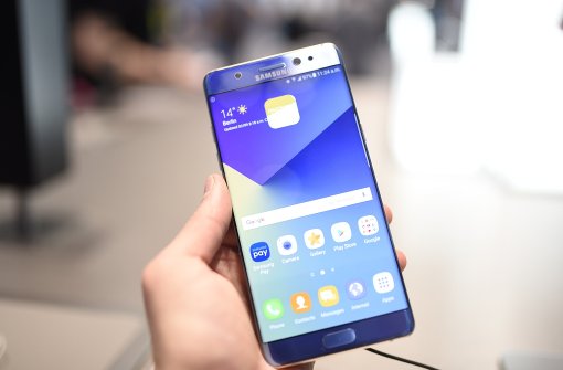 Samsung begrenzt die Ladefähigkeit des explosionsgefährdeten Smartphones Galaxy Note 7. Foto: dpa