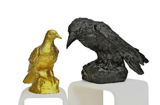 Die goldene Taube und die schwarze Krähe sind Feinde, aber eben auch ziemlich beste Freunde. Foto: Butik