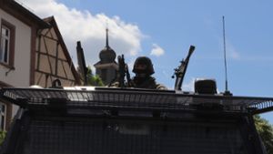Ein SEK-Beamter überwacht auf diesem Symbolfoto aus einem gepanzerten Fahrzeug den Zugriff seiner Kollegen. Foto: StZN/Feyder