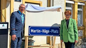 Ekkehard Fauth und Hedwig Häge enthüllten das neue Schild. Foto: Gemeinde Aidlingen