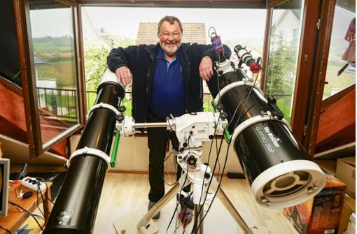Wolf-Dieter Paul Strobel hat sich im Dachgeschoss seines Hauses eine Sternwarte eingerichtet. Foto: Simon Granville