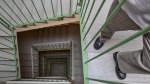 Mit ihrem Urteil verhindern die Karlsruher Richter, dass ein 80 Jahre alter Mann gegen den Willen einiger Nachbarn im Treppenhaus eines Plattenbaus auf eigene Kosten einen Fahrstuhl nachrüsten kann. Foto: dpa-Zentralbild