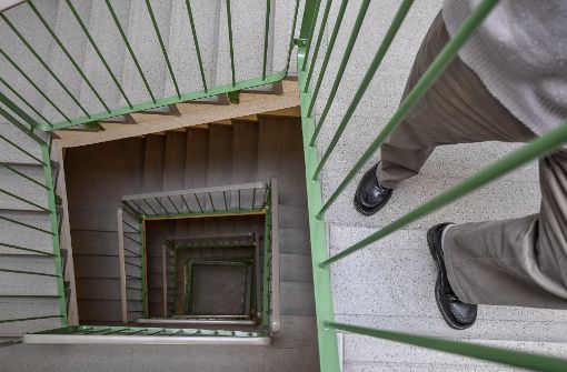 Mit ihrem Urteil verhindern die Karlsruher Richter, dass ein 80 Jahre alter Mann gegen den Willen einiger Nachbarn im Treppenhaus eines Plattenbaus auf eigene Kosten einen Fahrstuhl nachrüsten kann. Foto: dpa-Zentralbild