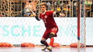 Philipp  Pless in der Manier eines Handballtorwarts – schnelle Abwürfe sind beim Futsal gefragt. Foto: imago/Nico Herbertz