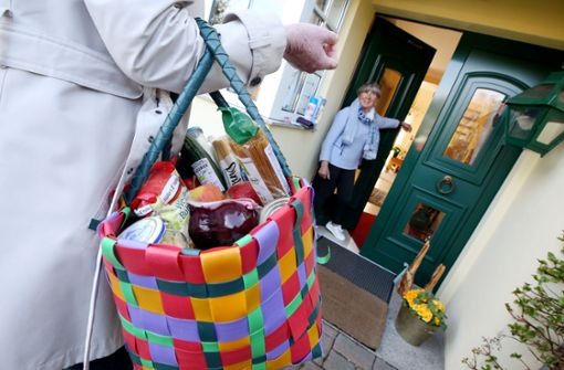 Zur Nachbarschaftshilfe gehören zum Beispiel Einkaufsdienste. Foto: picture alliance/dpa/Roland Weihrauch