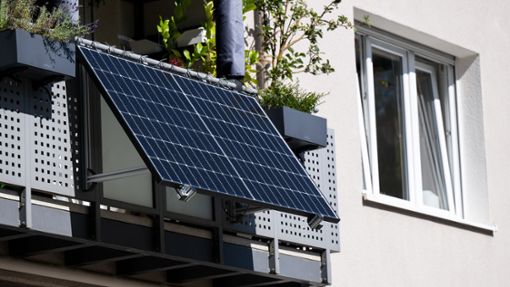 Stecker-Solaranlagen für den Balkon können die eigene Stromrechnung senken. Ihre Zahl ist zuletzt stark gestiegen. Foto: Sven Hoppe/dpa