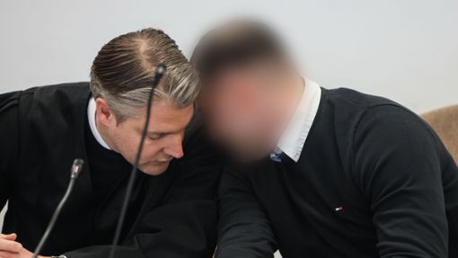 Der Angeklagte (r) mit seinem Anwalt im  Kölner Landgericht. Foto: Oliver Berg/dpa