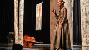 Lauren Newton auf der Bühne im Theaterhaus Foto: Lichtgut/Christoph Schmidt