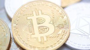 Bitcoin- (M.) und Ethereum-Münzen. Foto: Fernando Gutierrez-Juarez/dpa