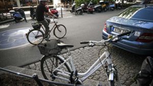Radfahrer und Fußgänger könnten in Zukunft in der Eberhardstraße unter sich bleiben dürfen. Die dortigen Parkplätze sollen ersatzlos wegfallen. Foto: Lichtgut/Leif Piechowski