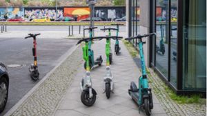 Verkehrswidrig abgestellte E-Roller blockieren einen Bürgersteig und Gehweg für Fußgänger und Rollstuhlfahrer Berlin Friedrichshain-Kreuzberg. Foto: Imago/Ralf Pollack