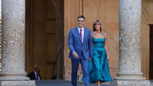 Spaniens Regierungschef Pedro Sanchez zusammen mit seiner Ehefrau Begona Gomez beim Gipfeltreffen der Europäischen Politischen Gemeinschaft in der Alhambra in Granada. Foto: Álex Cámara/EUROPA PRESS/dpa