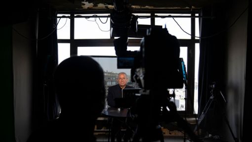 Nehad Abu Ghoush, palästinensischer Politikwissenschaftler, Live bei Al-Dschasira - Israel hat die Schließung des arabischen TV-Senders im Land verfügt. Foto: Nasser Nasser/AP/dpa