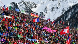 Die Stimmung in der Südtirol Arena ist prächtig: Die 20 000 Zuschauer feiern die Biathleten und mit ihren verrückten Verkleidungen manchmal auch sich selbst. Foto: dpa/Hendrik Schmidt