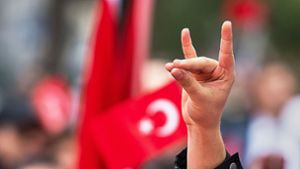 Der Wolfsgruß:  das Erkennungszeichen der türkisch-rechtsextremistischen Grauen Wölfe. Foto: dpa/Peter Kneffel