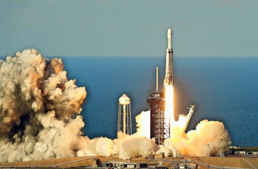 Start einer Falcon-Heavy- Rakete in Cape Canaveral: Mit einer solchen Rakete fliegt auch die Asche von Toten ins All. Foto: dpa