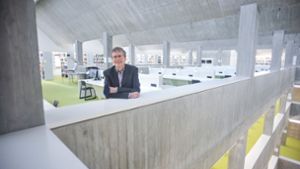 Direktor Rupert Schaab ist glücklich, dass er seine „Kunden“ nun im Neubau der Landesbibliothek begrüßen kann. Foto: Lichtgut/Kovalenko