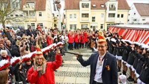 Sarah Väth, die Präsidentin der Carnevalsfreunde, übernimmt den Schlüssel von Torsten Bartzsch. Foto: Werner Kuhnle