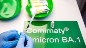 Eine Spritze wird in einem Bremer Impfzentrum mit dem neuen Impfstoff Comirnaty von BioNTech/Pfizer aufgezogen. Foto: dpa/Sina Schuldt