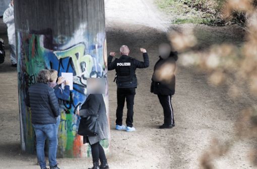 Die Polizei hat in der Umgebung des Tatorts in Ebersbach intensiv nach Spuren gesucht und Zeugen befragt. Und sie ist vorangekommen bei ihren Ermittlungen. Foto: 7aktuell/Kevin Lermer