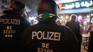 Polizei und Feuerwehr wurden in Neukölln angegriffen. (Archivbild) Foto: dpa/Sebastian Gollnow