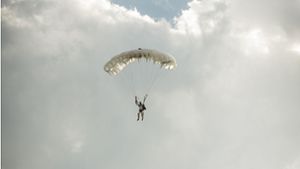 Ein Fallschirmspringer zog sich lebensgefährliche Verletzungen zu (Symbolbild). Foto: Lichtgut/Leif Piechowski/Lichtgut/Leif Piechowski