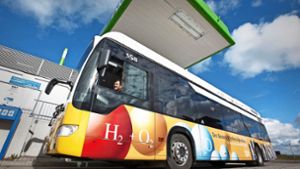 Ein Bus der SSB tankt am Stuttgarter Flughafen Wasserstoff. Foto: Michael Steinert