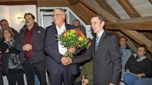 Noch-Schultes Peter Schäfer (links) gratuliert seinem Nachfolger Carsten Willing zum Wahlsieg am Sonntag. Foto: Jürgen Bach
