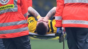 Der verletzte Marco Reus wird mit der Trage vom Spielfeld getragen. Foto: imago/Revierfoto
