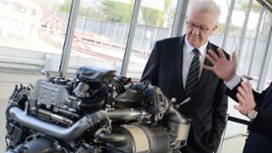 Ministerpräsident Kretschmann informiert sich im Stuttgarter Daimler-Werk über Dieselmotoren. Foto: dpa