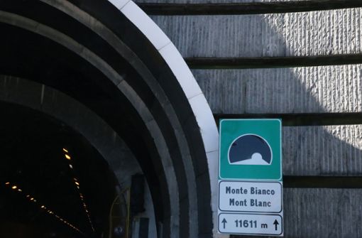 Der Mont-Blanc-Tunnel führt 11,6 Kilometer unter Europas höchsten Berg hindurch und verbindet  Courmayeur im italienischen Aostatal mit Chamonix-Mont-Blanc im französischen Département Haute-Savoie. Foto: Imago