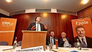 Gut gelaunt und in Redelaune: Reinhard Löffler, Konrad Epple und Oliver Nauth (von links)  werben für ihre Partei. Foto: factum/Granville