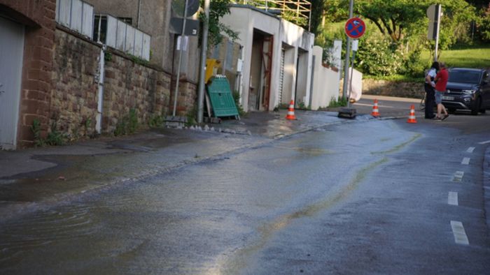 Straße nach Wasserrohrbruch geflutet