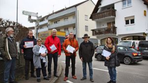 Die Gemeinderatsfraktion und der Vorstand des Ortsverbands der Freien Wähler sammeln Unterschriften. Foto: Katja Eisenhardt