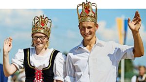Lisa Wohlfahrt Link  und Daniel Erhardt haben 2016 den Schäferlauf in Markgröningen gewonnen – deshalb fahren sie dieses Jahr beim Festumzug mit. Foto: dpa