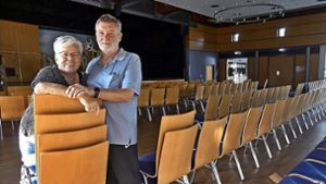 Gerhard und Sigrid Skutta, Hausmeister und Kümmerer im Haug-Erkinger-Festsaal, gehen in den Ruhestand. Sie könnten ein Buch darüber schreiben, was sie alles erlebt haben. Foto: Sabine Ackermann