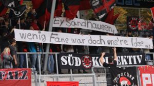 Bringen viel Selbstironie mit: die Fans der SG Sonnenhof Großaspach. Foto: Baumann
