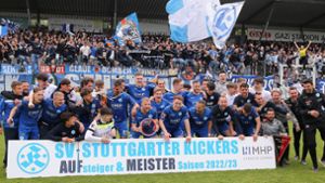 Die  Stuttgarter Kickers jubeln mit  Schale, Wimpel  – und ihren begeisterten Fans. Foto: Baumann/Julia Rahn