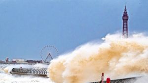 Das Sturmtief Ciara peitscht im Februar Wellen über die Uferpromenade im britischen Blackpool. Foto: dpa/Peter Byrne